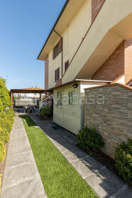 appartamento in vendita a Pontedera in zona Santa Lucia