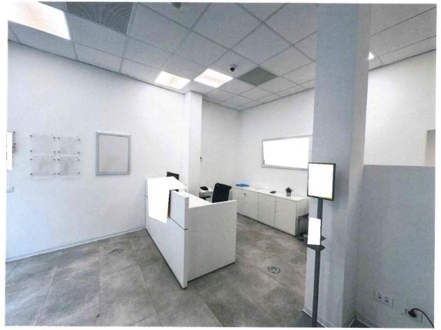 locale commerciale in vendita a Pontedera