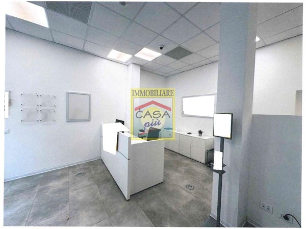 locale commerciale in vendita a Pontedera