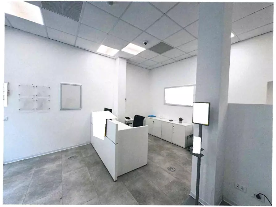 locale commerciale in vendita a Pontedera