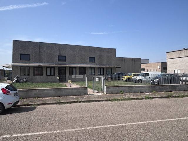 capannone in vendita a Pontedera