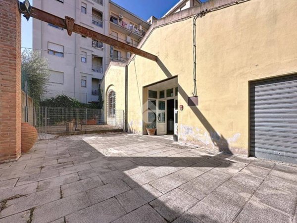 locale commerciale in vendita a Pontedera