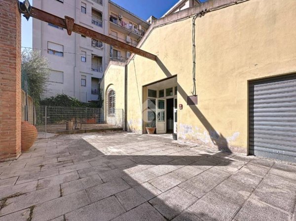 locale commerciale in vendita a Pontedera
