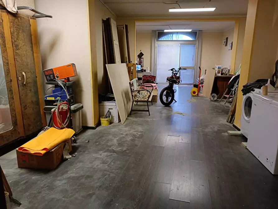 locale commerciale in vendita a Pontedera