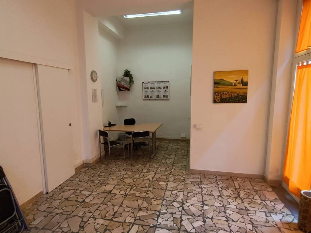 negozio in vendita a Pontedera