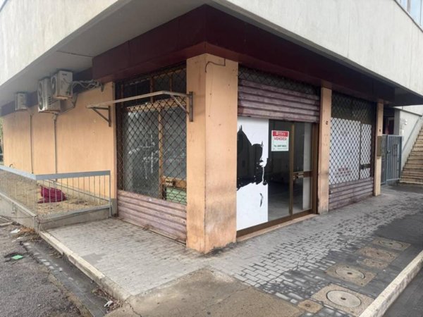 locale commerciale in vendita a Pontedera