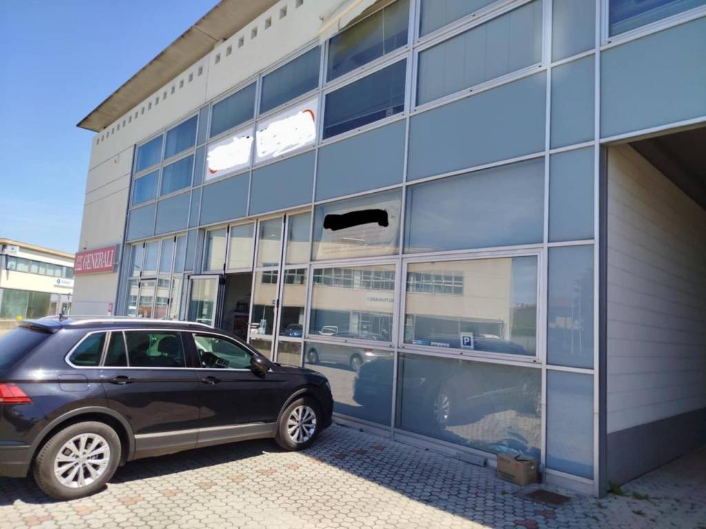 negozio in vendita a Pontedera