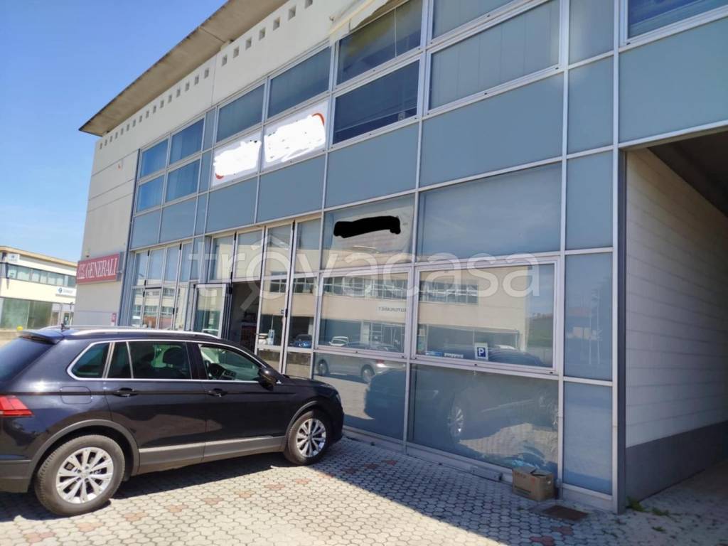 negozio in vendita a Pontedera