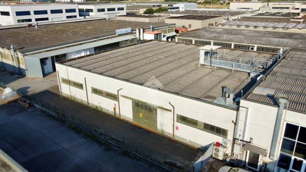 locale commerciale in vendita a Pontedera