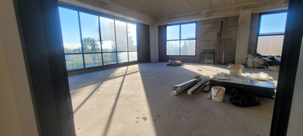 locale commerciale in vendita a Pontedera