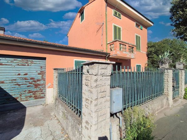 casa indipendente in vendita a Pontedera