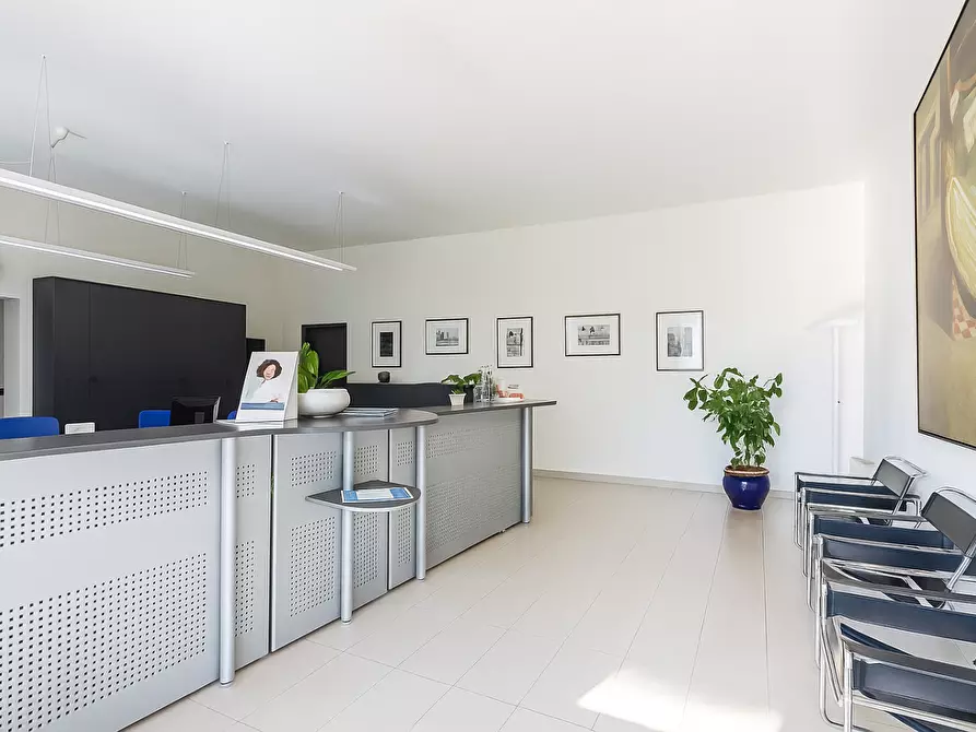 locale commerciale in vendita a Pontedera