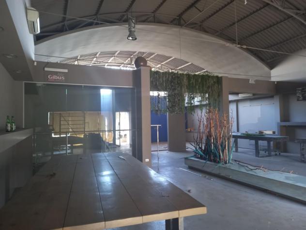 locale commerciale in vendita a Pontedera