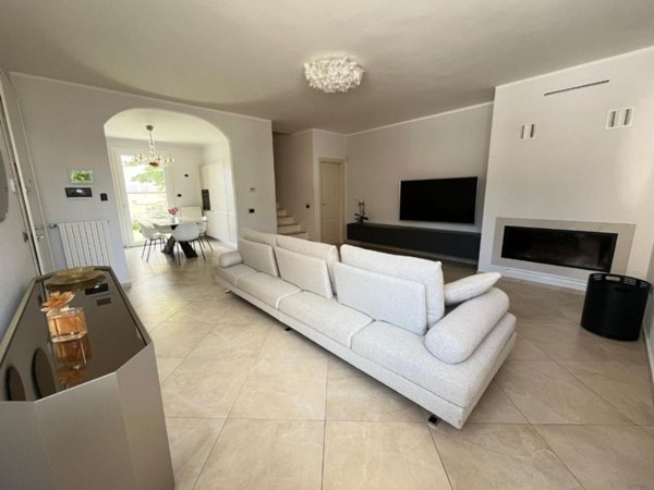 casa indipendente in vendita a Pontedera in zona Santa Lucia