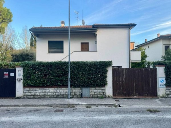 casa indipendente in vendita a Pontedera
