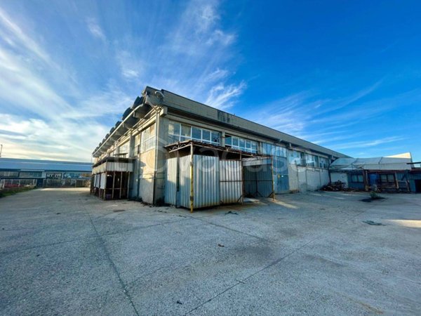 locale commerciale in vendita a Pontedera in zona La Bianca