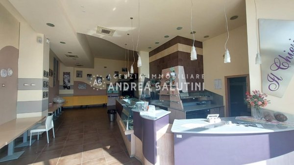 locale commerciale in vendita a Pontedera