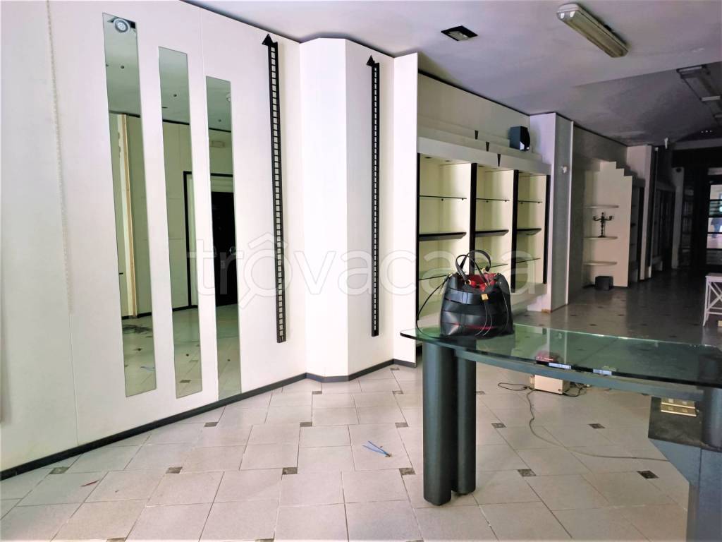 negozio in vendita a Pontedera