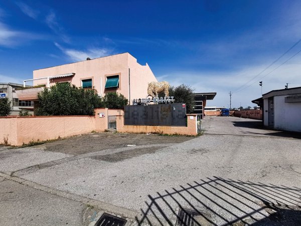 negozio in vendita a Pontedera in zona La Bianca