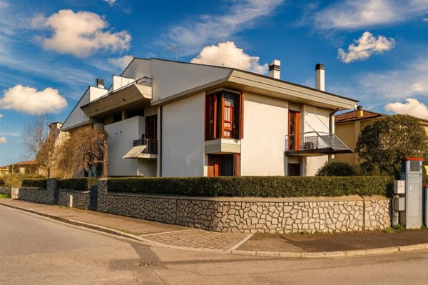 casa indipendente in vendita a Pontedera