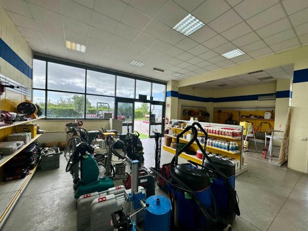 capannone in vendita a Pontedera