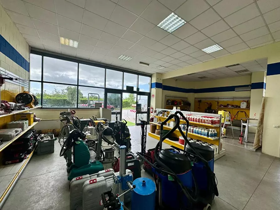 capannone in vendita a Pontedera