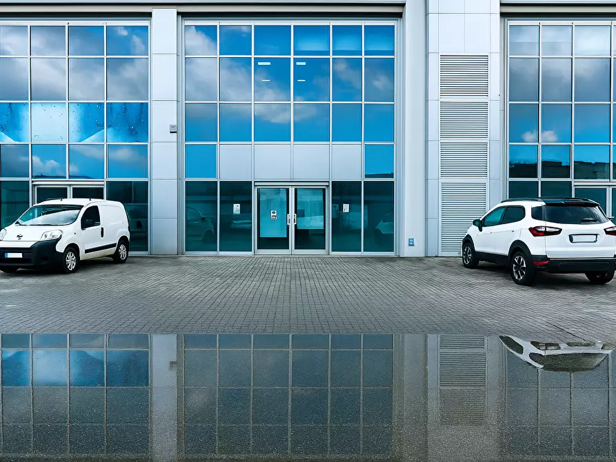 locale commerciale in vendita a Pontedera