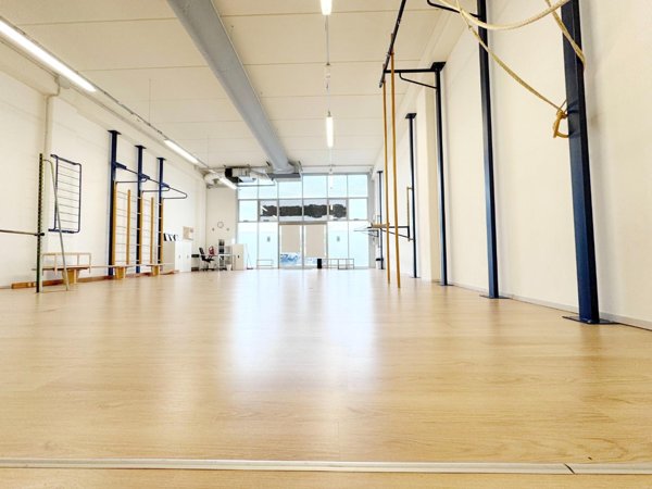 locale commerciale in vendita a Pontedera