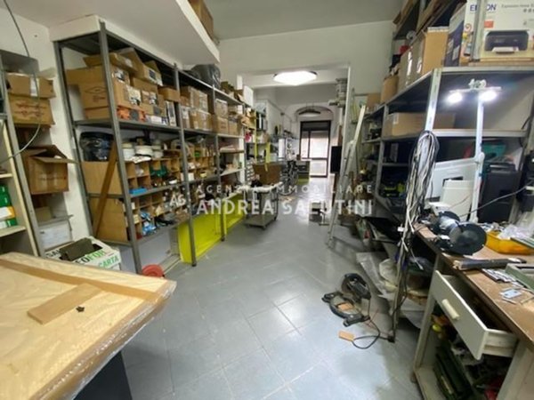 locale commerciale in vendita a Pontedera