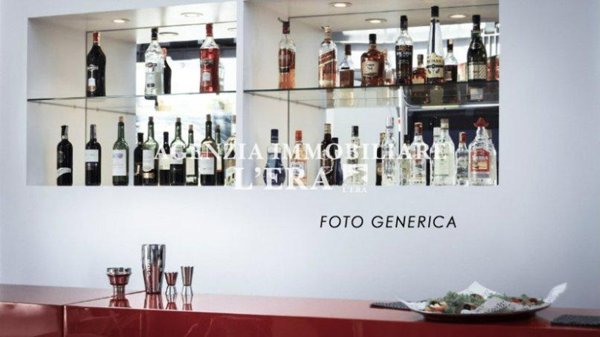 locale commerciale in vendita a Pontedera