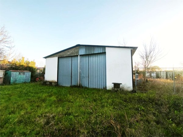 locale di sgombero in vendita a Pontedera in zona Santa Lucia