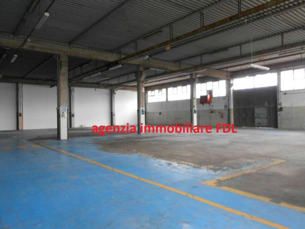 locale commerciale in vendita a Pontedera in zona Pietroconti