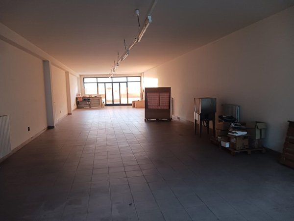 locale di sgombero in vendita a Pontedera