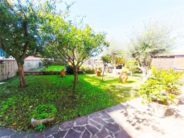 casa indipendente in vendita a Pontedera in zona Pardossi