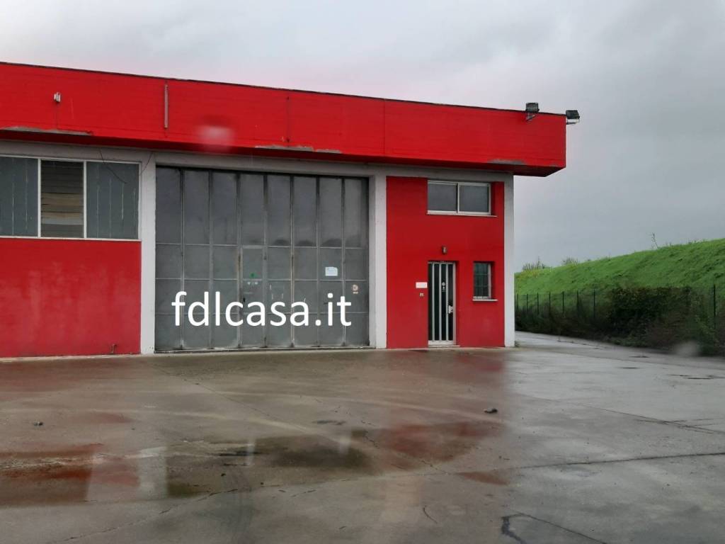 locale commerciale in vendita a Pontedera in zona La Rotta