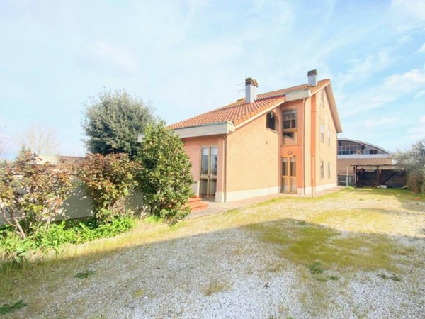 casa indipendente in vendita a Pontedera