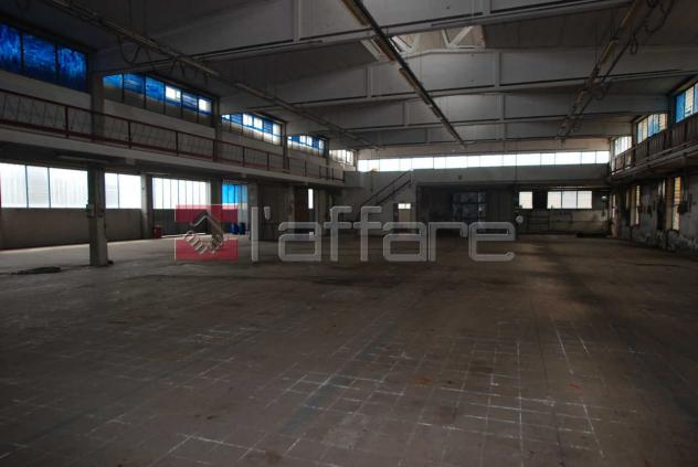 locale commerciale in vendita a Pontedera