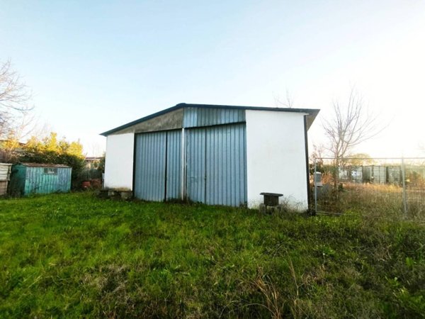 locale commerciale in vendita a Pontedera in zona Santa Lucia