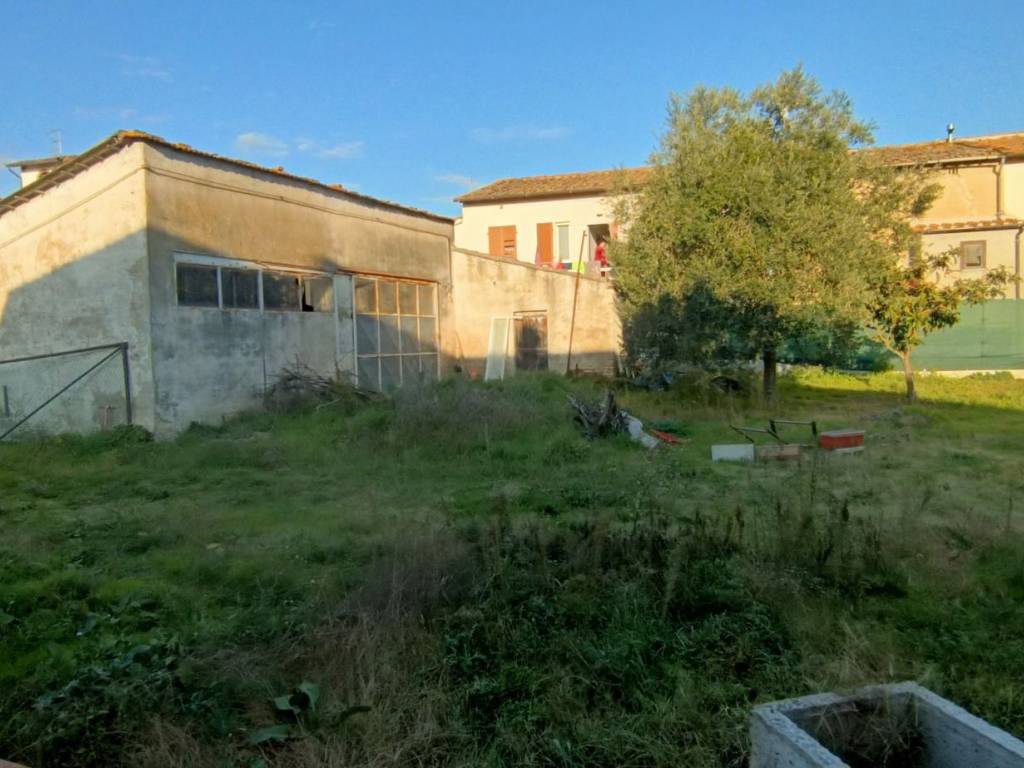 casa indipendente in vendita a Pontedera in zona I Fabbri