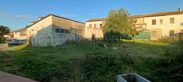 casa indipendente in vendita a Pontedera