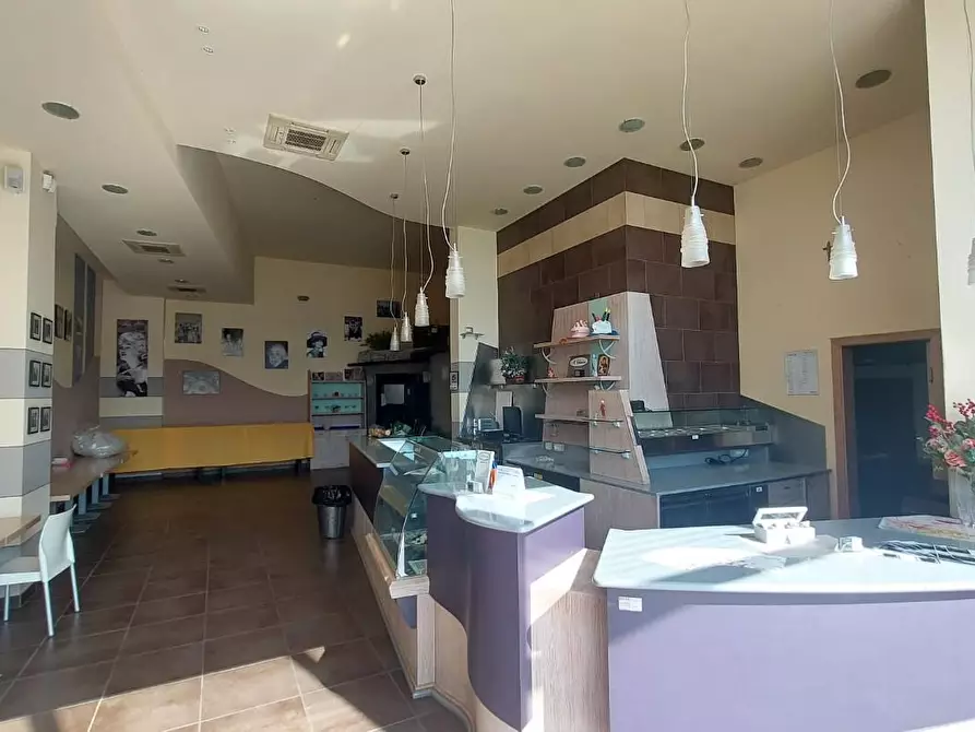 locale commerciale in vendita a Pontedera