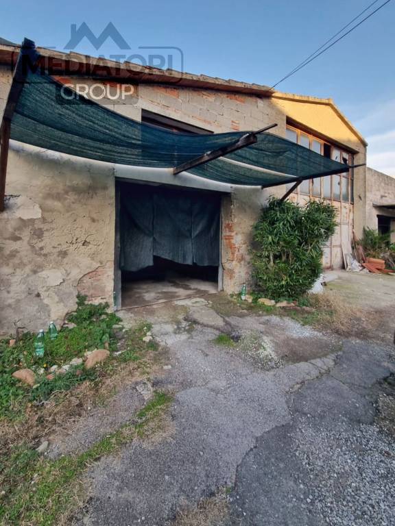 locale di sgombero in vendita a Pontedera in zona Pietroconti