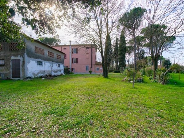 casale in vendita a Pontedera in zona Santa Lucia