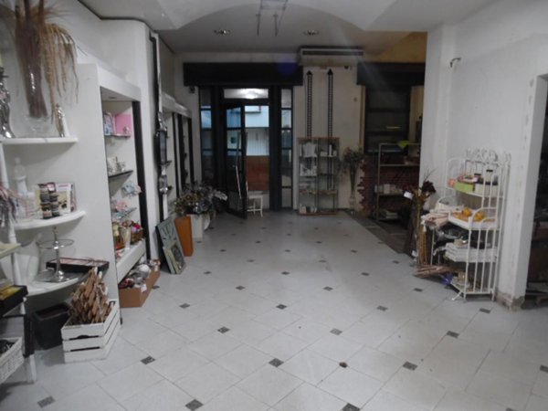 locale commerciale in vendita a Pontedera