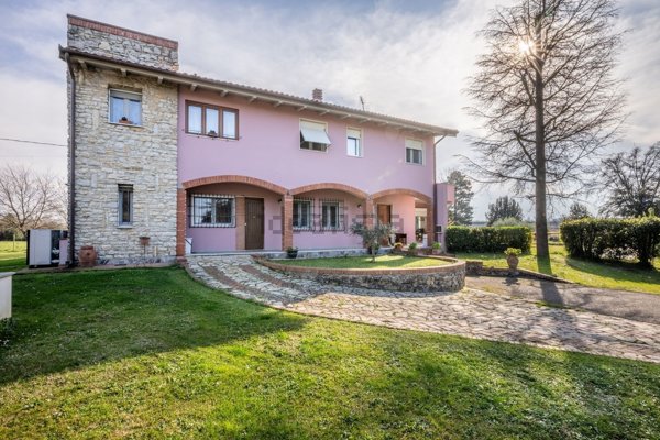 casa indipendente in vendita a Pontedera in zona Santa Lucia