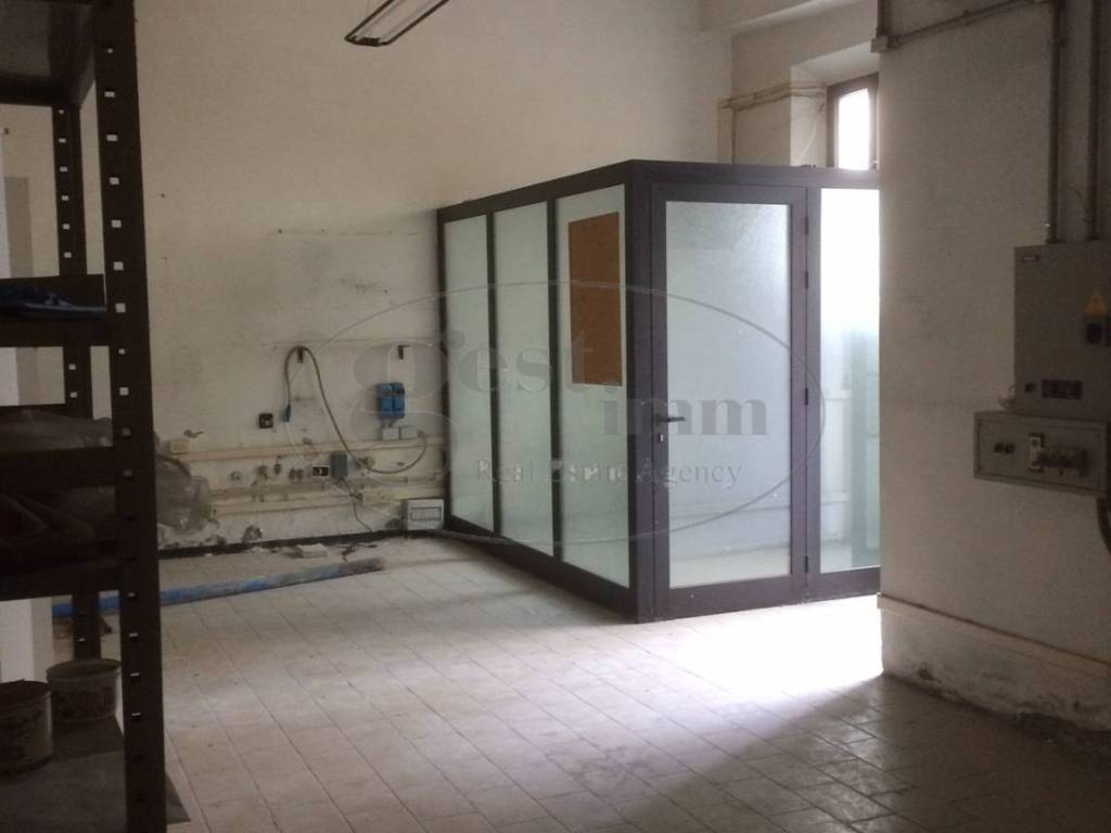 locale commerciale in vendita a Pontedera