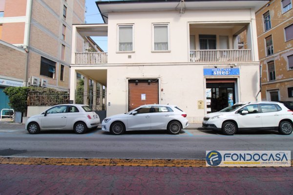 locale commerciale in vendita a Pontedera