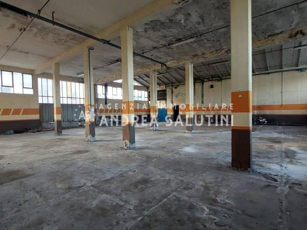 locale di sgombero in vendita a Pontedera