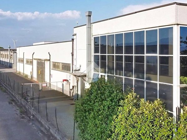 locale commerciale in vendita a Pontedera in zona Pardossi