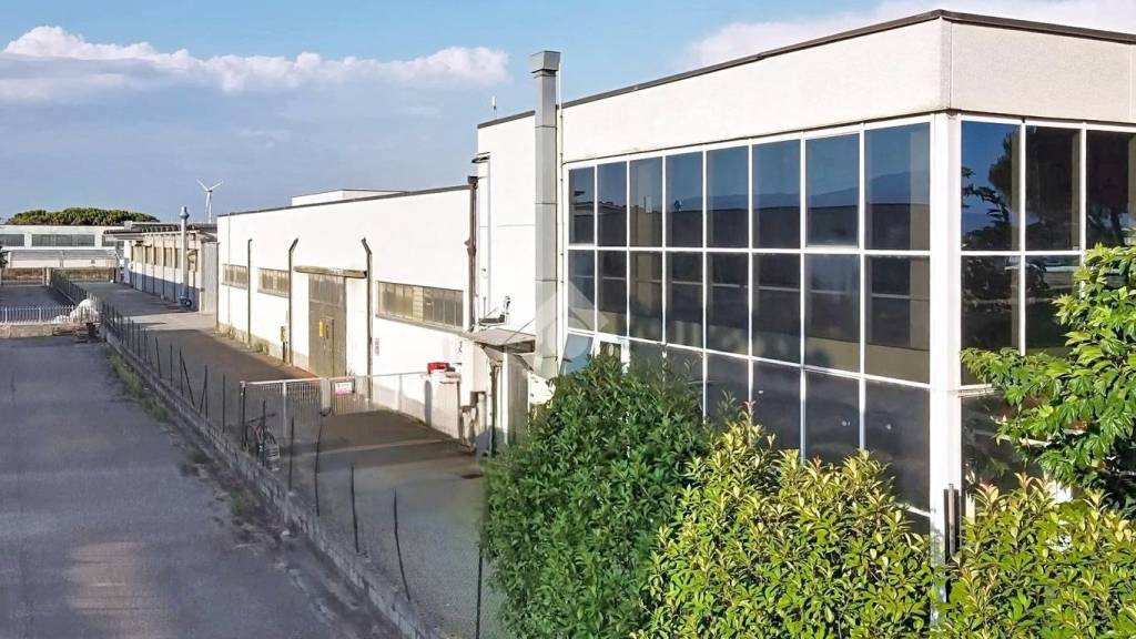 locale commerciale in vendita a Pontedera